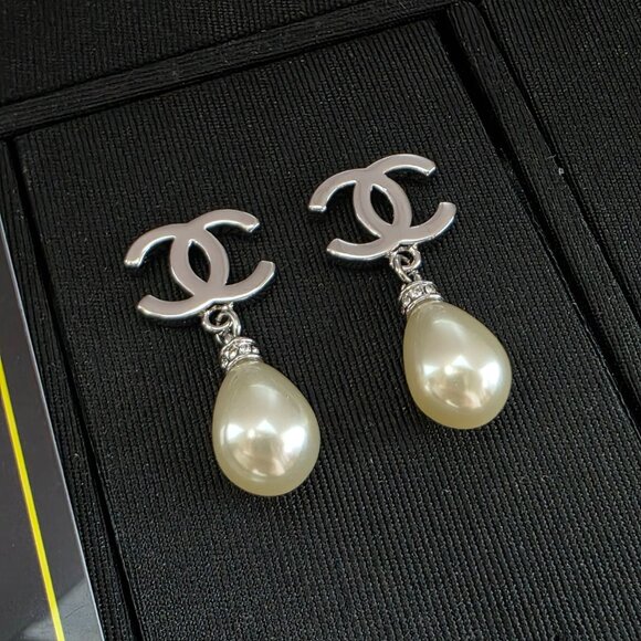 Chanel Pearl earrings - Picture 1 of 6